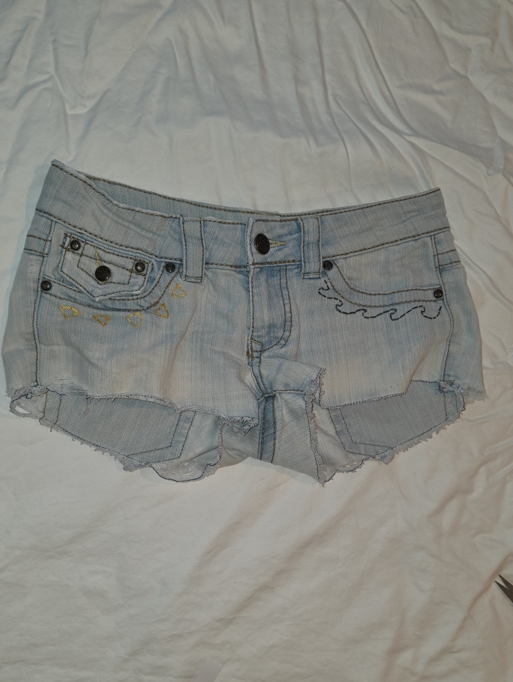 Mossimo Light Blue Wash Denim Embroidered Distressed Cut Off Jean Shorts 7